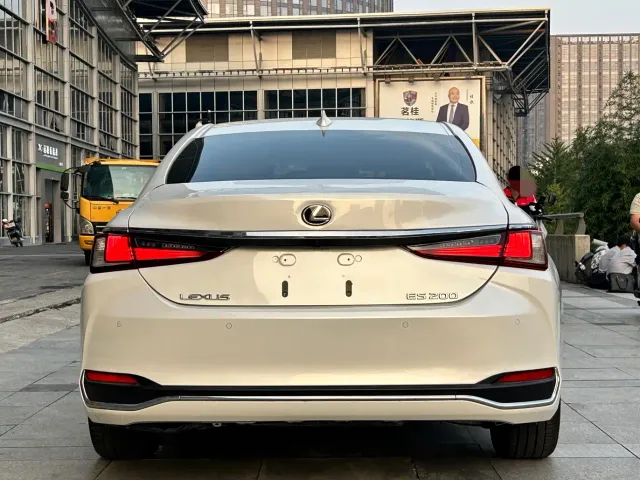Lexus ES — Фото автомобиля 4
