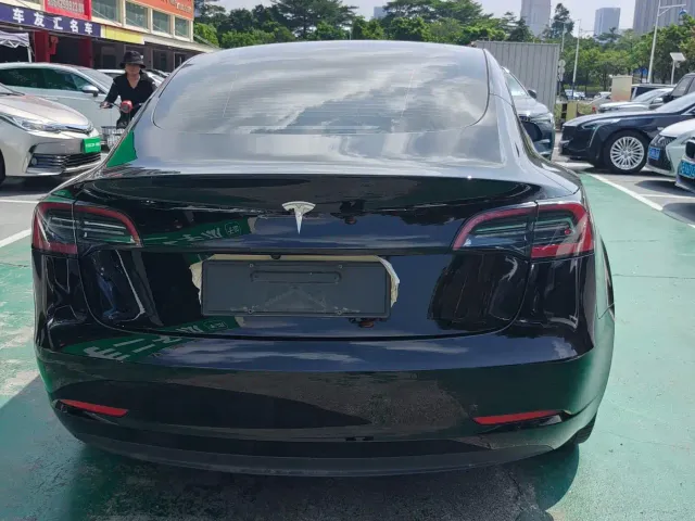 Tesla Model 3 — Фото автомобиля 5