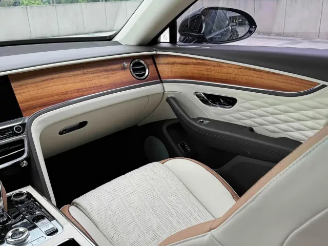 Bentley Flying Spur — Фото автомобиля 14