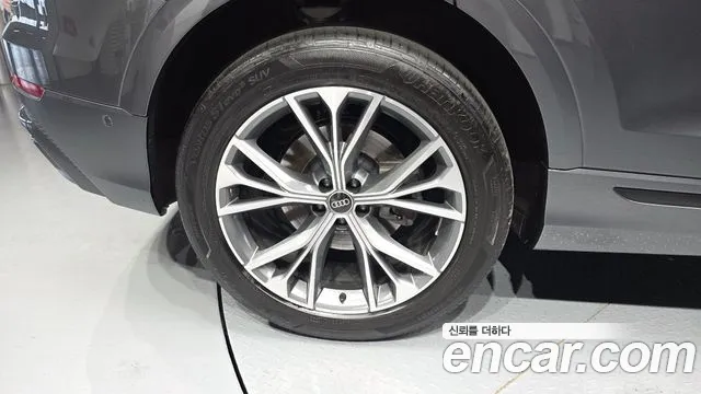 Audi Q8 55 TFSI quattro Premium — Фото автомобиля 5