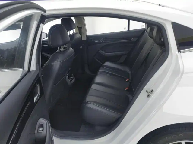 Roewe i5 — Фото автомобиля 11