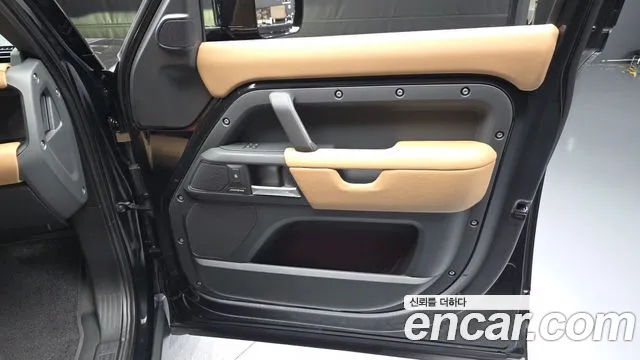 Land Rover Defender — Фото автомобиля 13