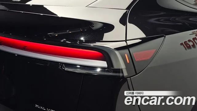 Tesla Model Y — Фото автомобиля 8