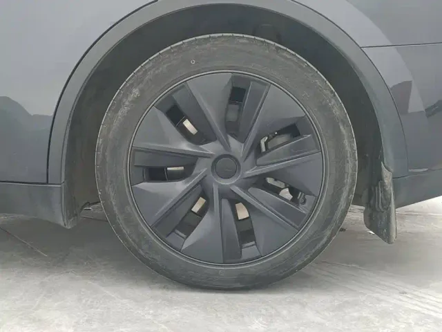 Tesla Model Y — Фото автомобиля 10