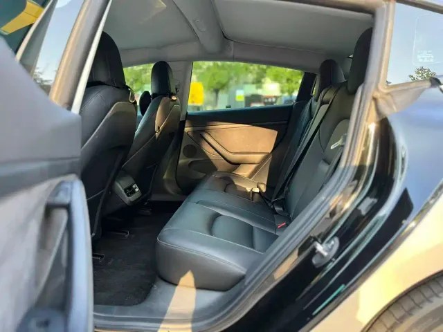 Tesla Model 3 — Фото автомобиля 5