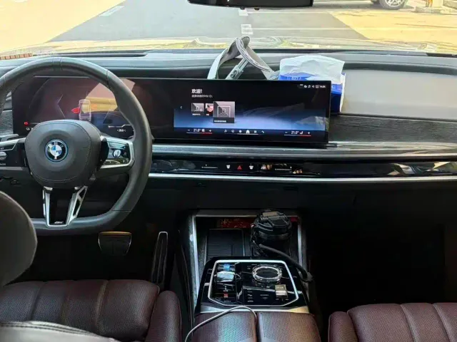 BMW i7 — Фото автомобиля 12