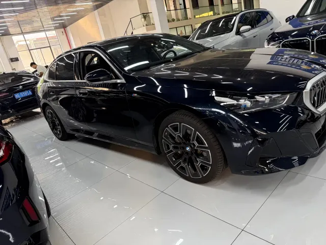 BMW 5 Series — Фото автомобиля 3
