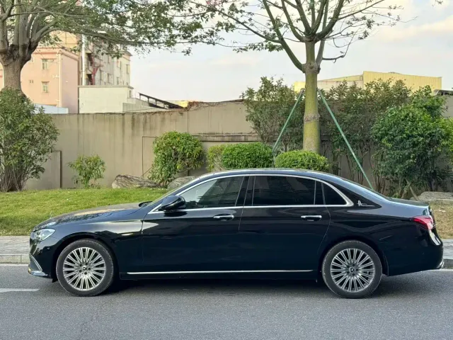 Mercedes-Benz E-Class — Фото автомобиля 2