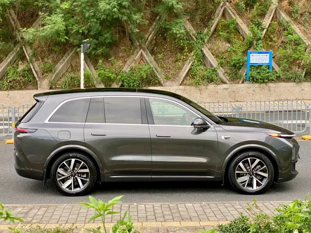 Li Auto L8 — Фото автомобиля 4