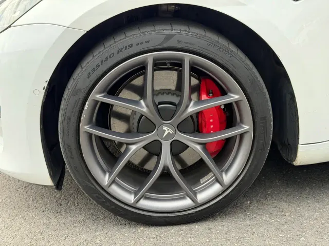 Tesla Model 3 — Фото автомобиля 4
