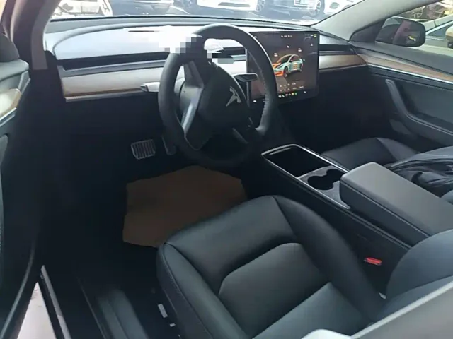 Tesla Model 3 — Фото автомобиля 9