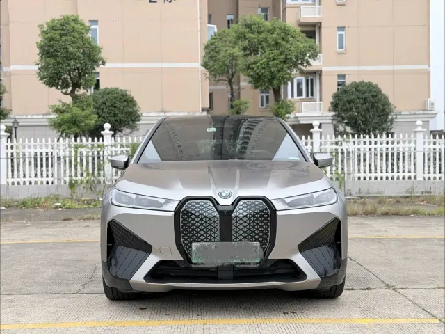 BMW iX — Фото автомобиля 2