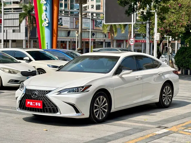 Фотография автомобиля — Lexus ES