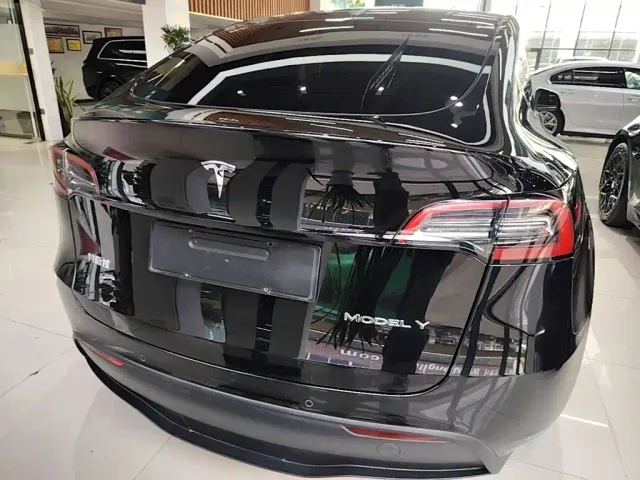Tesla Model Y — Фото автомобиля 5