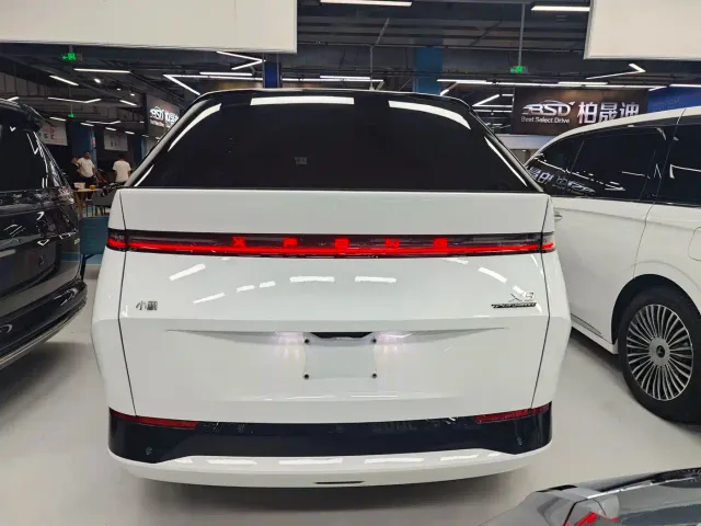 Xpeng X9 — Фото автомобиля 6