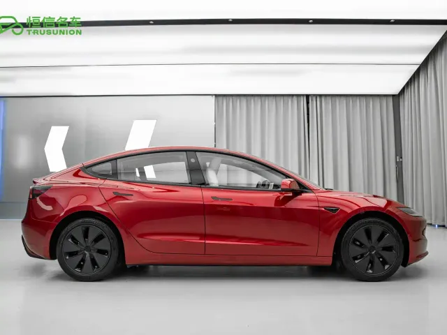 Tesla Model 3 — Фото автомобиля 7