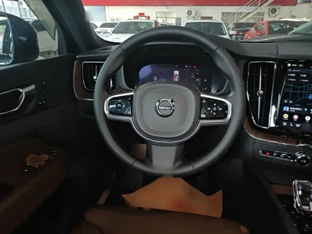 Volvo XC60 — Фото автомобиля 10