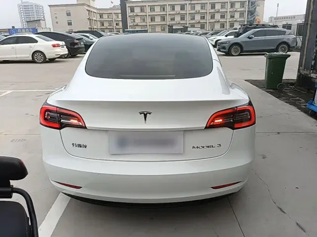 Tesla Model 3 — Фото автомобиля 5