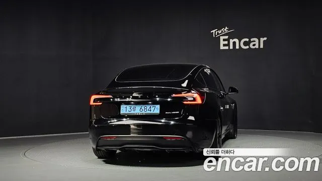 Tesla Model 3 — Фото автомобиля 4