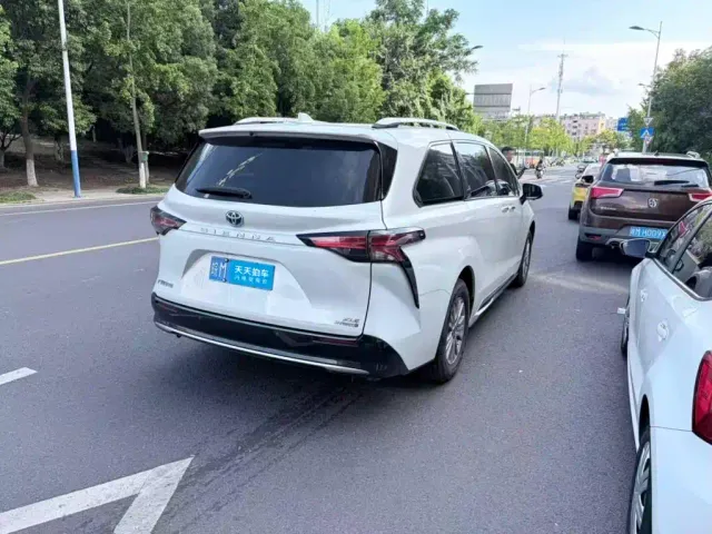 Toyota Sienna — Фото автомобиля 2