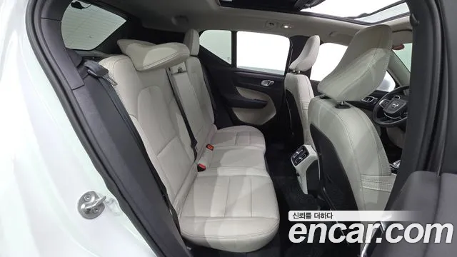 Volvo XC40 — Фото автомобиля 17