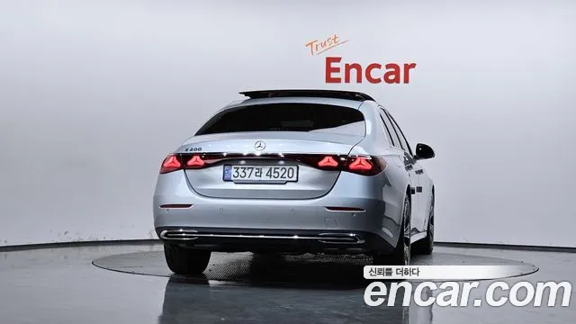 Фотография автомобиля — Mercedes-Benz E-Class