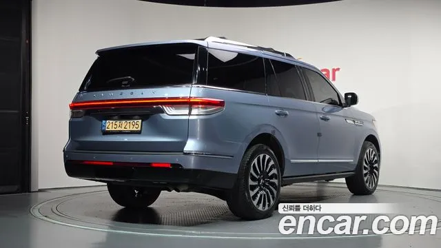Lincoln Navigator — Фото автомобиля 2