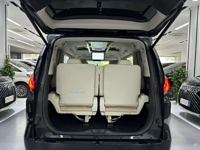 Lexus LM — Фото автомобиля 16