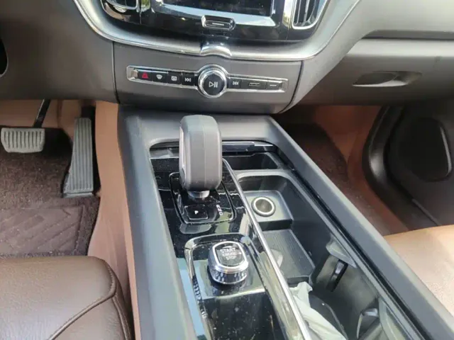 Volvo XC60 — Фото автомобиля 9