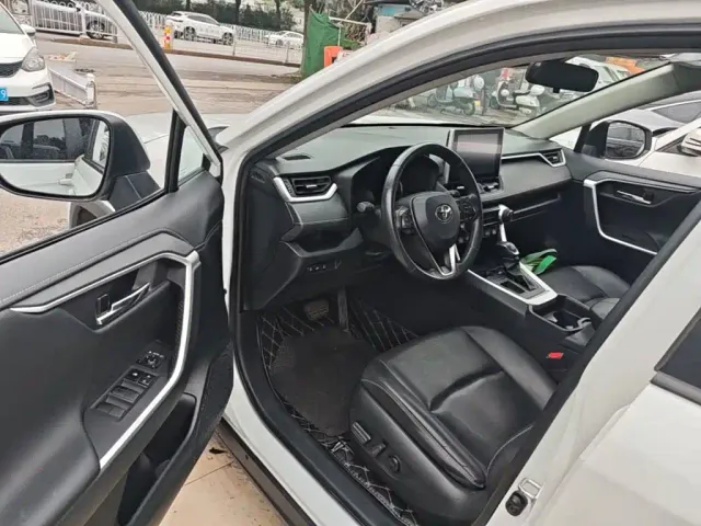 Toyota RAV4 — Фото автомобиля 15