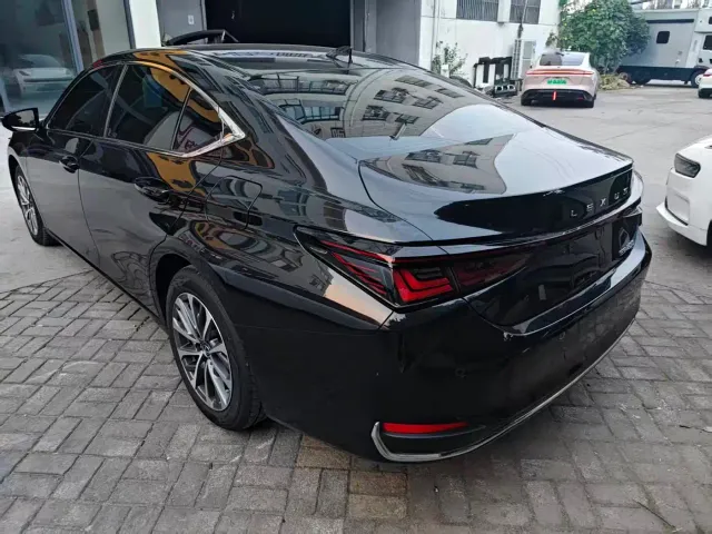 Lexus ES — Фото автомобиля 4