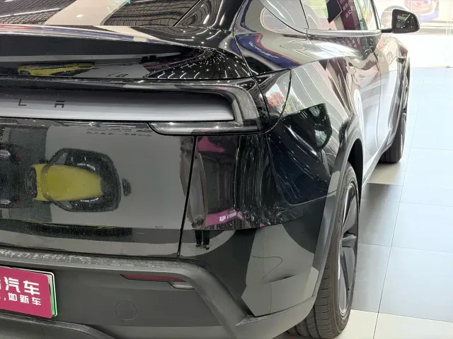 Tesla Model Y — Фото автомобиля 12