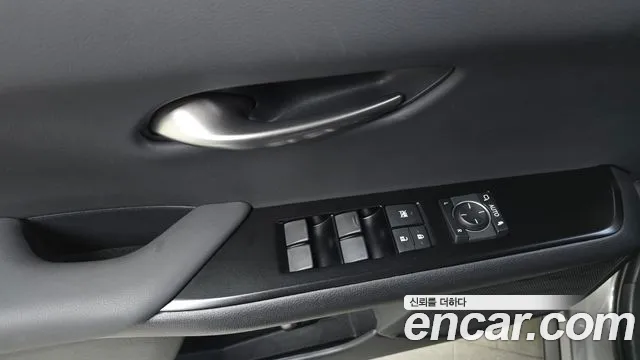 Lexus UX — Фото автомобиля 17