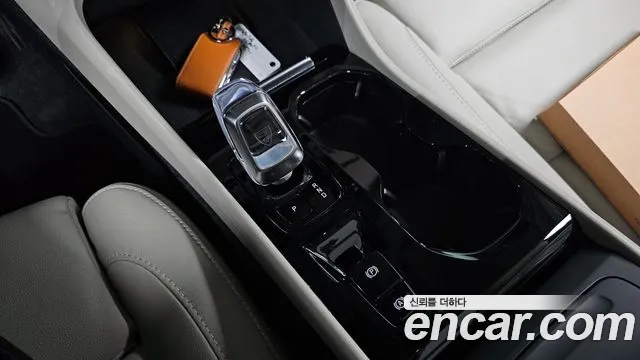 Volvo XC40 — Фото автомобиля 12