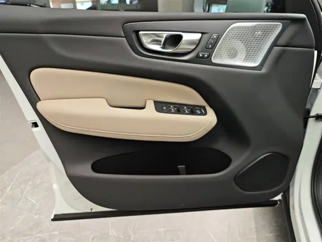 Volvo XC60 — Фото автомобиля 5