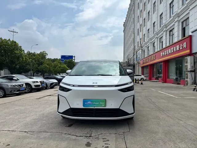 Xpeng X9 — Фото автомобиля 2