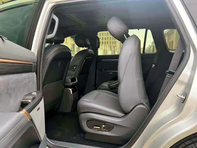 Dongfeng Yipai eπ008 2024 210Max Range Extender 6-Seater — Фото автомобиля 7