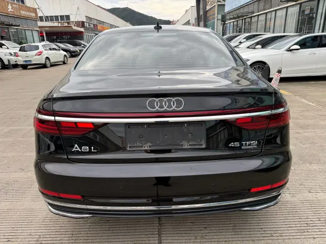Audi A8 — Фото автомобиля 4