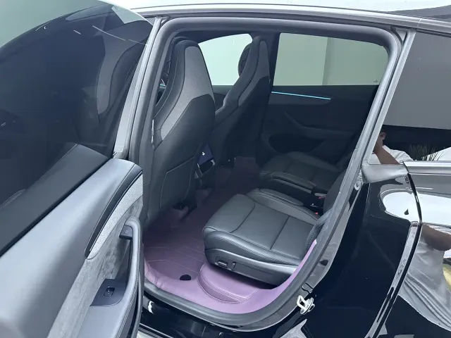 Tesla Model Y L — Фото автомобиля 17