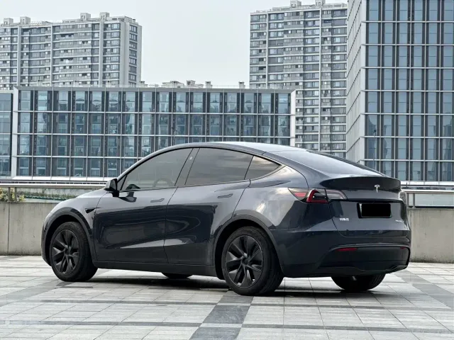 Tesla Model Y — Фото автомобиля 6