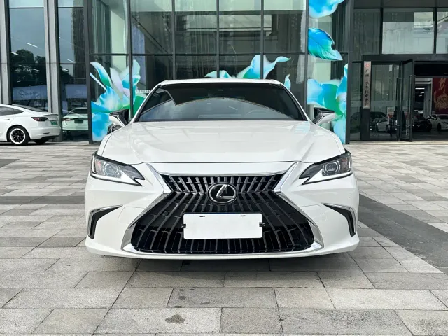Lexus ES — Фото автомобиля 2