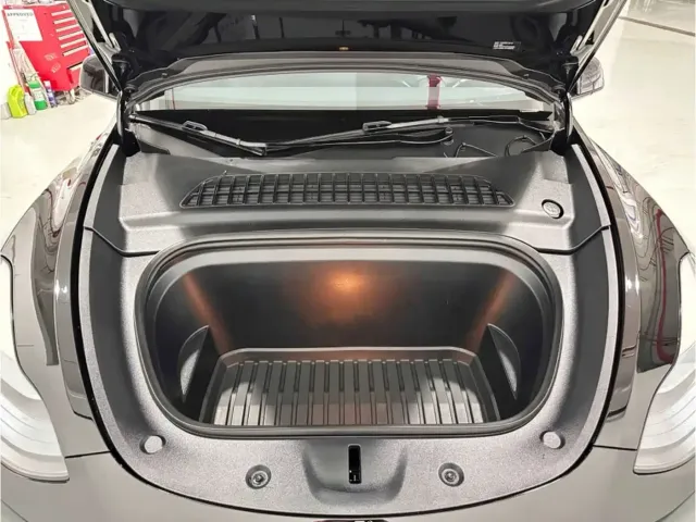 Tesla Model Y — Фото автомобиля 6