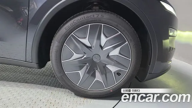 Tesla Model Y — Фото автомобиля 21