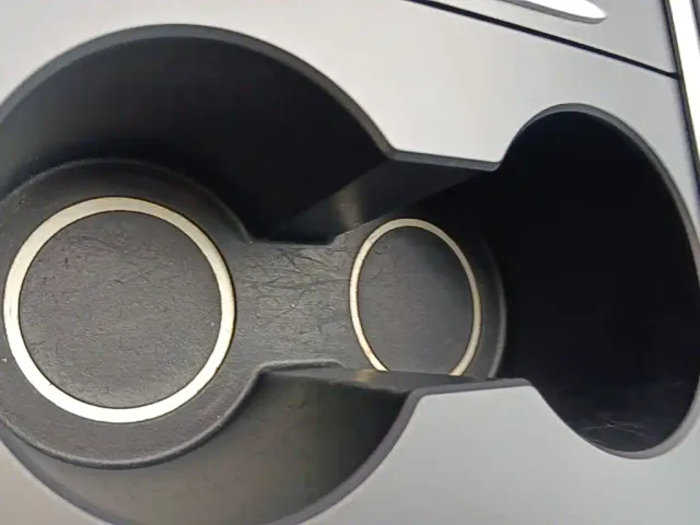 Tesla Model Y — Фото автомобиля 8