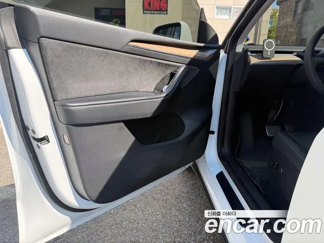 Tesla Model Y — Фото автомобиля 10