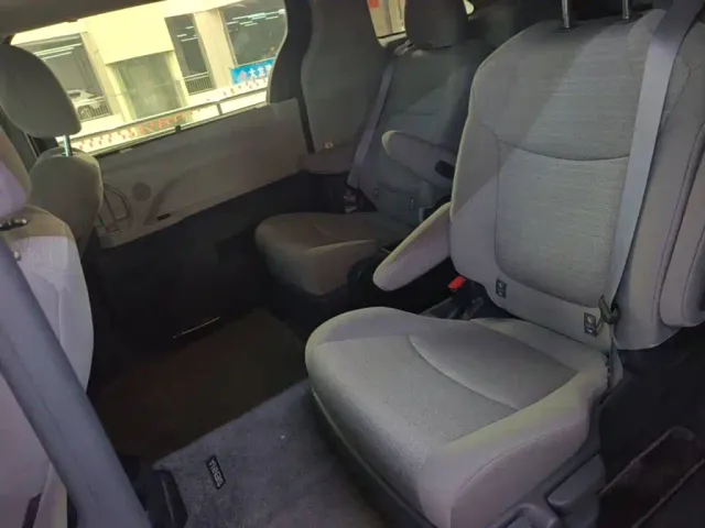 Toyota Sienna — Фото автомобиля 16