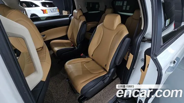 Kia Carnival Generation 4 — Фото автомобиля 12