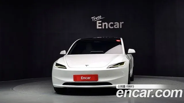 Tesla Model 3 — Фото автомобиля 3