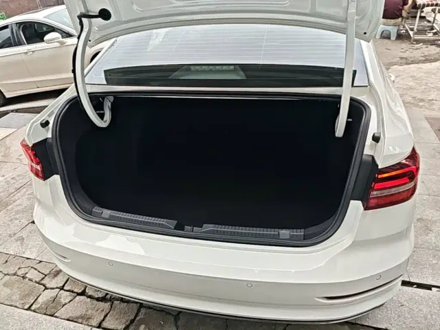 Volkswagen Lavida — Фото автомобиля 18