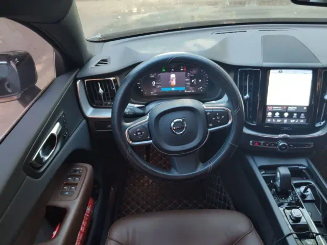 Volvo XC60 — Фото автомобиля 2